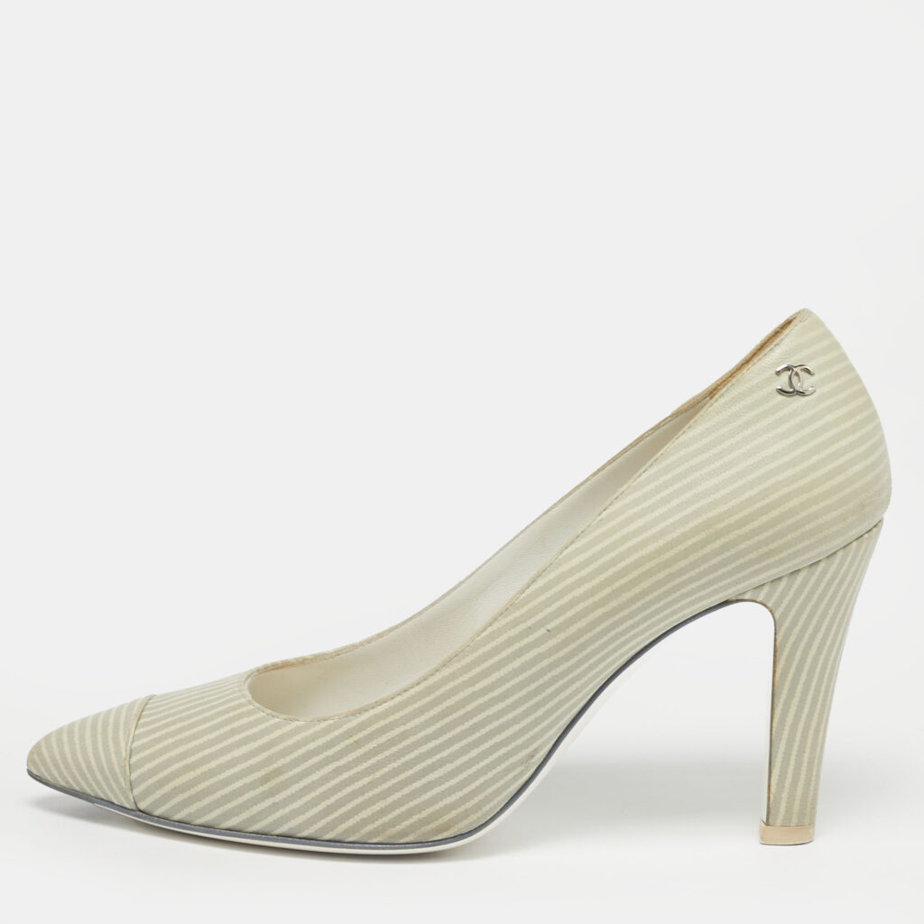 Chanel Cream/White Leather CC Cap Toe Pumps Size 38.5