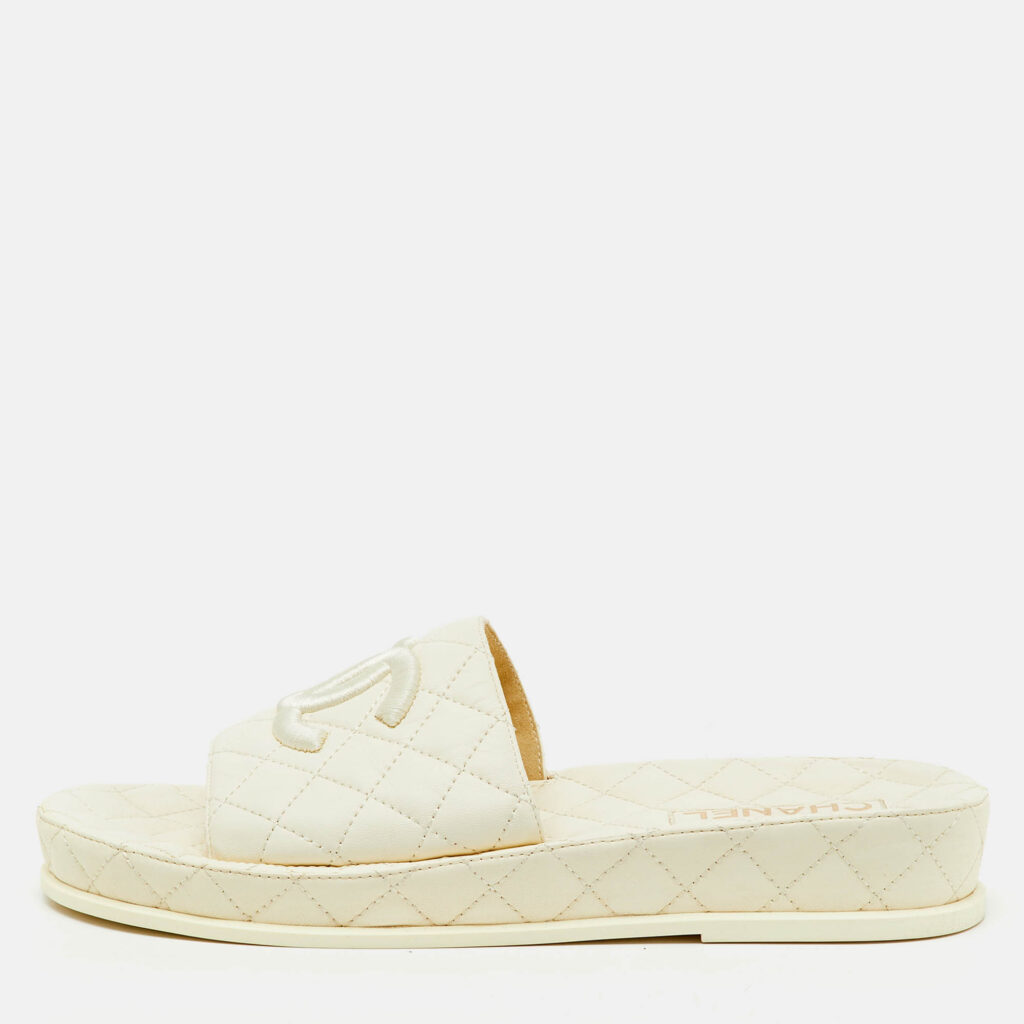 Chanel Off White Quilted Leather CC Slide Sandals Size 42 Chanel Off White Quilted Leather CC Slide Sandals Size 42