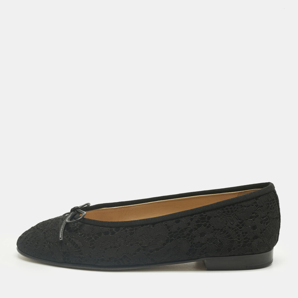 Chanel Black Lace CC Bow Cap Toe Ballet Flats Size 36 Chanel Black Lace CC Bow Cap Toe Ballet Flats Size 36