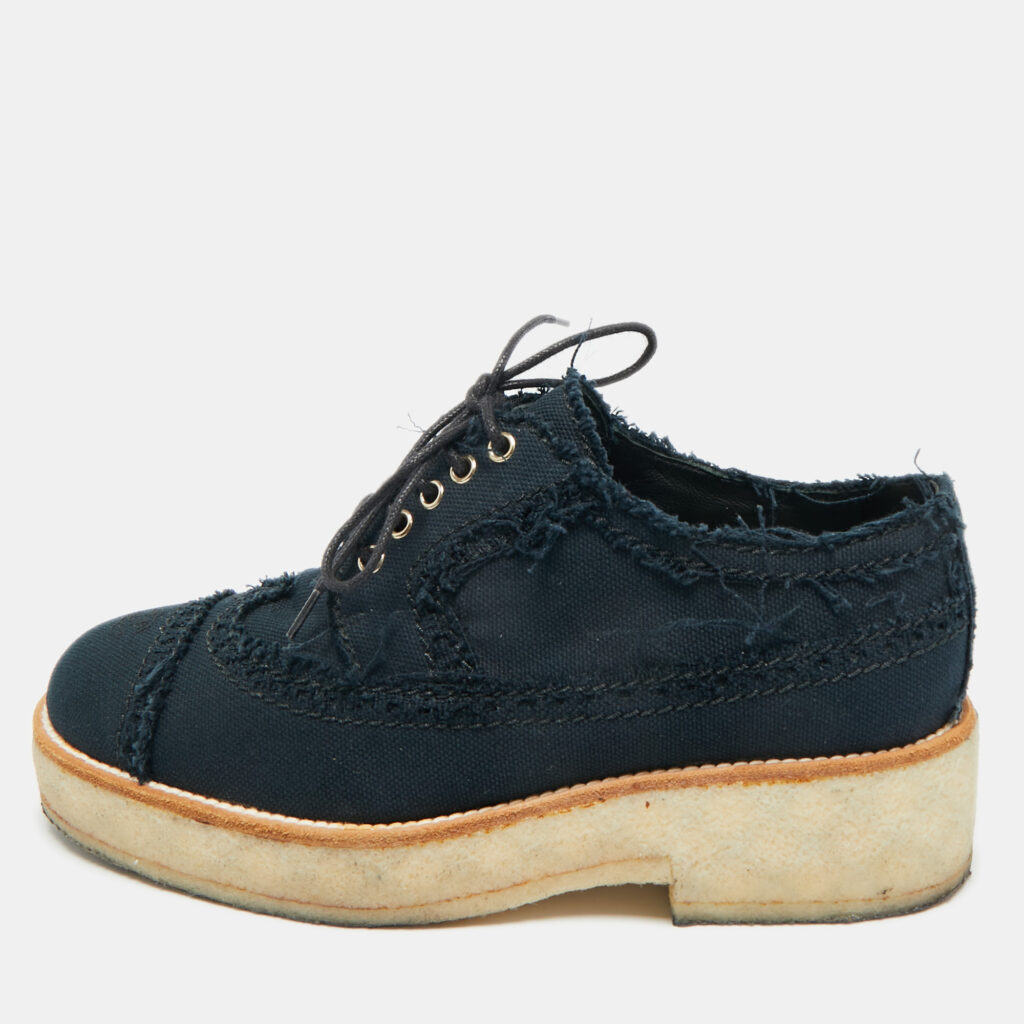 Chanel Navy Blue Denim CC Cap Toe Oxford Sneakers Size 36 Chanel Navy Blue Denim CC Cap Toe Oxford Sneakers Size 36