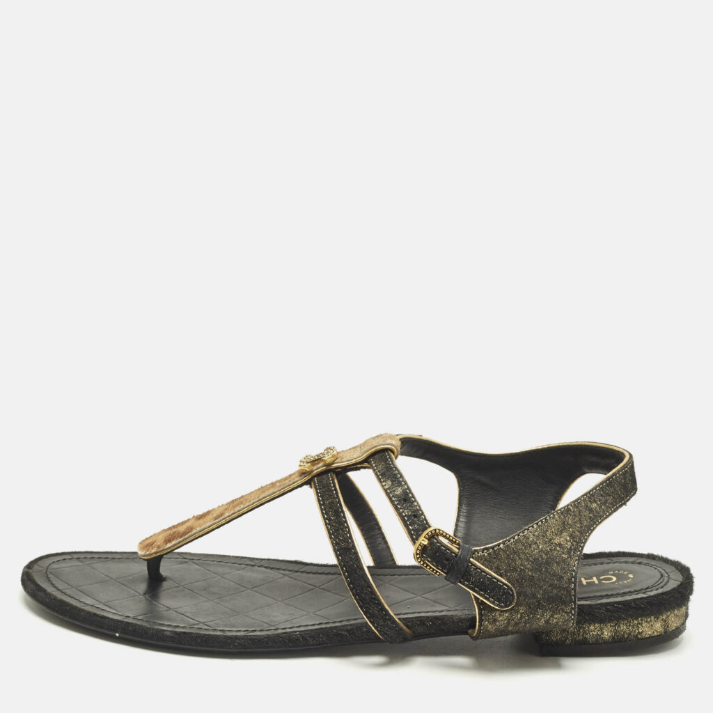 Chanel Two Tone Leopard Print Calf Hair CC Thong Flat Sandals Size 39 Chanel Two Tone Leopard Print Calf Hair CC Thong Flat Sandals Size 39