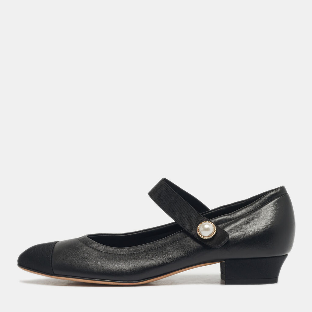 Chanel Black Leather and Fabric Cap Toe Mary Jane Pumps Size 38.5 Chanel Black Leather and Fabric Cap Toe Mary Jane Pumps Size 38.5