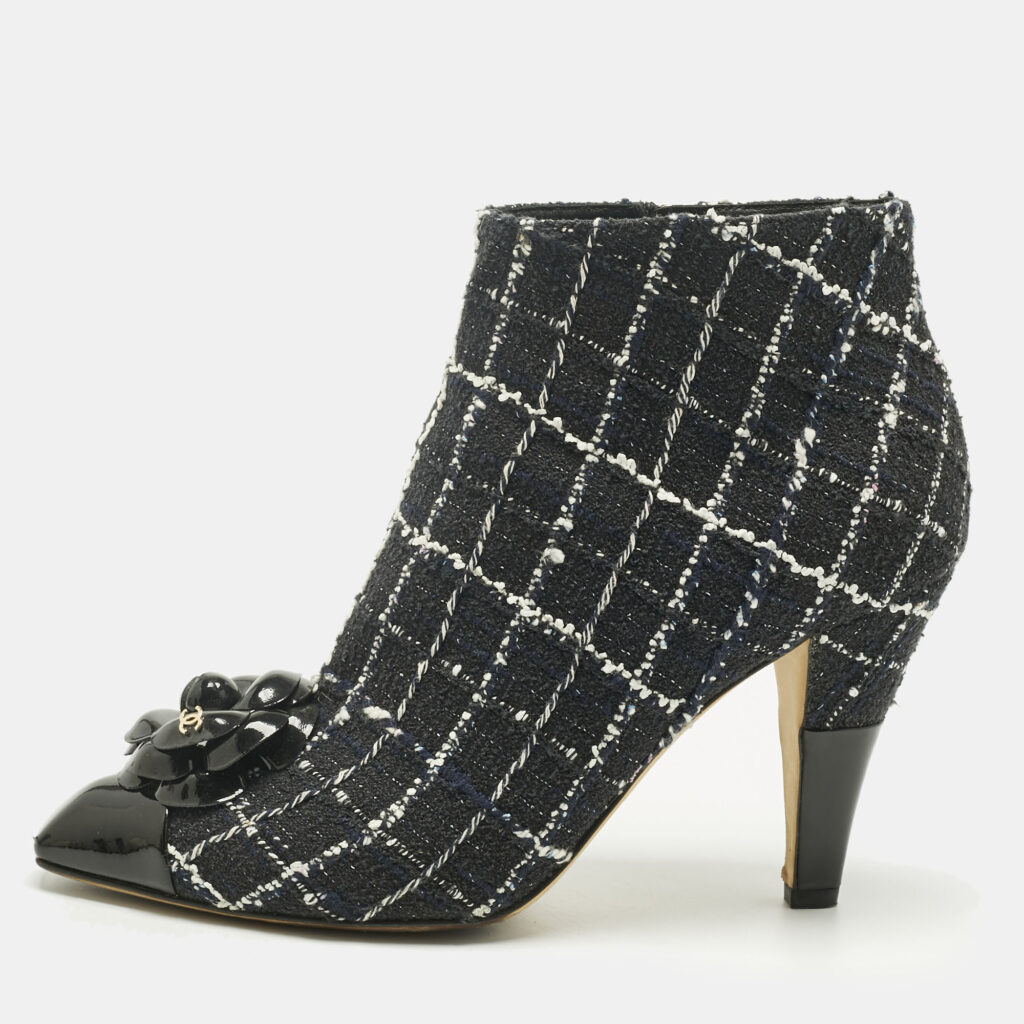 Chanel Navy Blue Patent Leather and Tweed CC Ankle Length Boots Size 39 Chanel Navy Blue Patent Leather and Tweed CC Ankle Length Boots Size 39