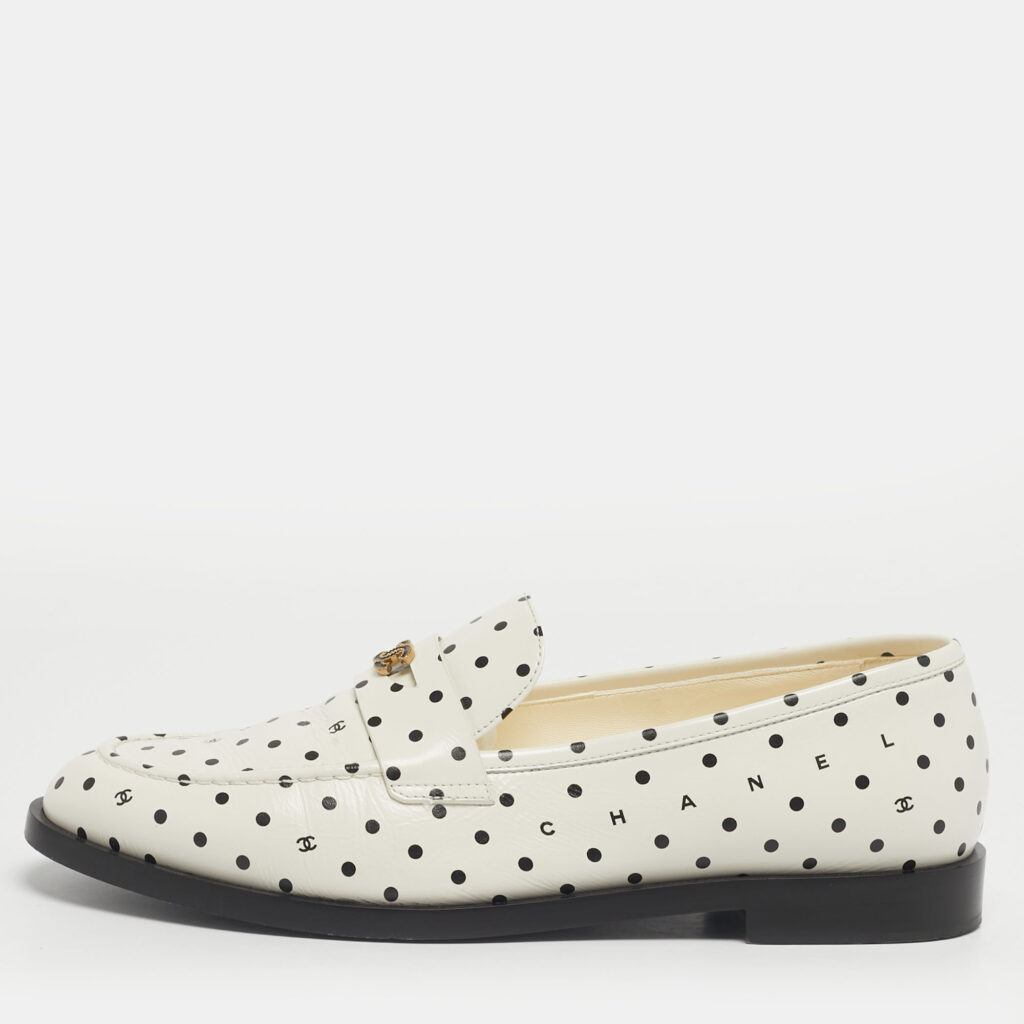 Chanel Black/White Leather CC Slip On Loafers Size 40 Chanel Black/White Leather CC Slip On Loafers Size 40