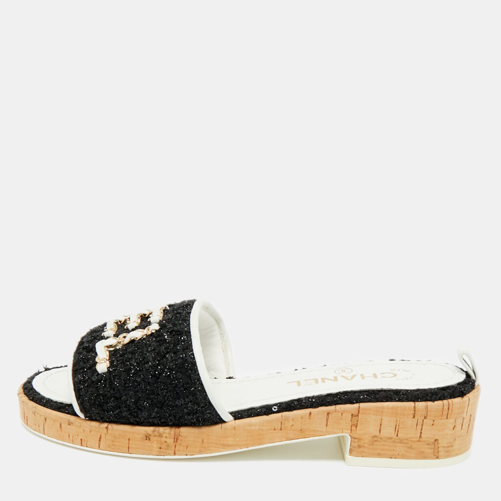 Chanel Size 36 Black/White Tweed and Leather Logo Chain Link Cork Slide Sandals Chanel Size 36 Black/White Tweed and Leather Logo Chain Link Cork Slide Sandals