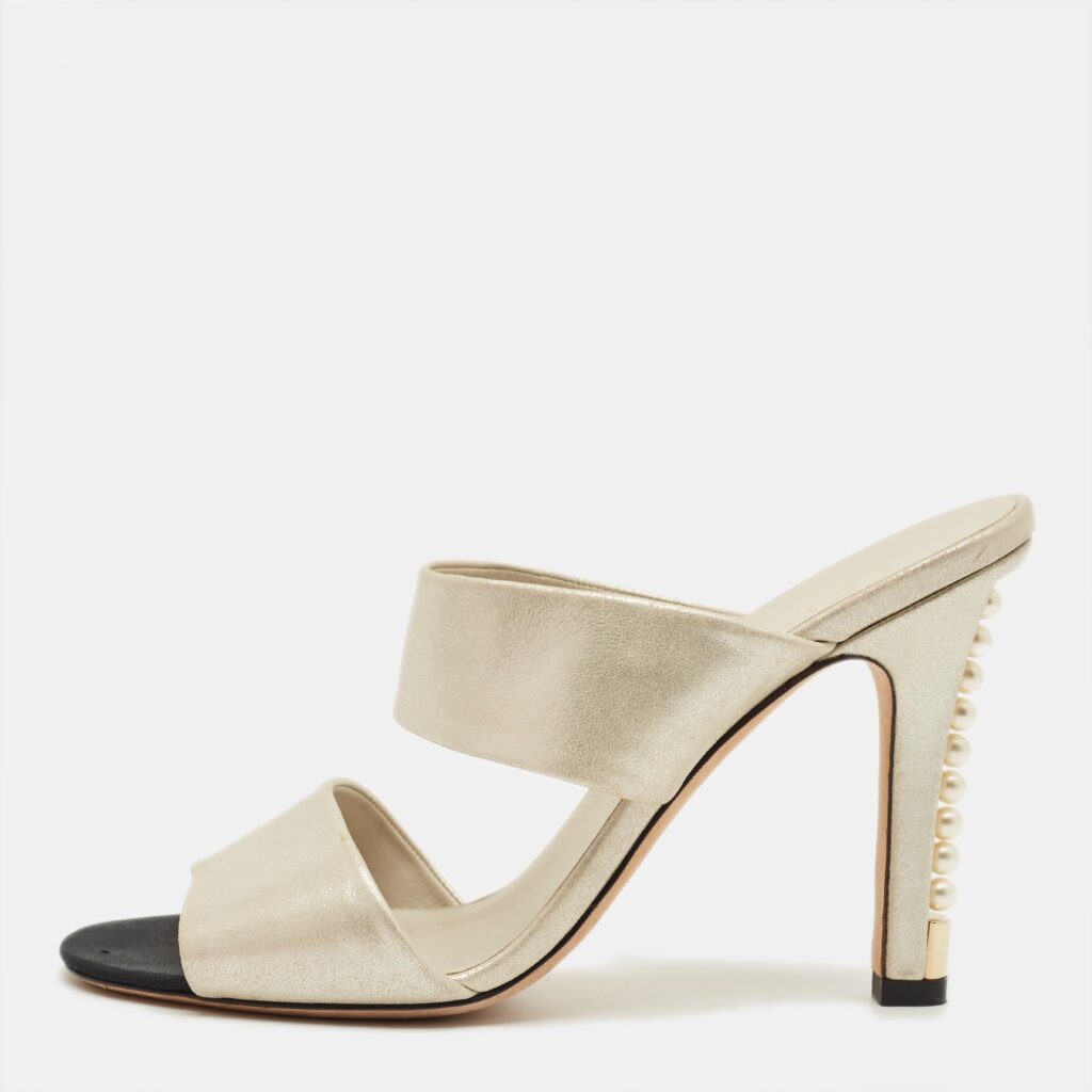 Chanel Metallic Grey Leather CC Pearl Heel Slide Sandals Size 40 Chanel Metallic Grey Leather CC Pearl Heel Slide Sandals Size 40