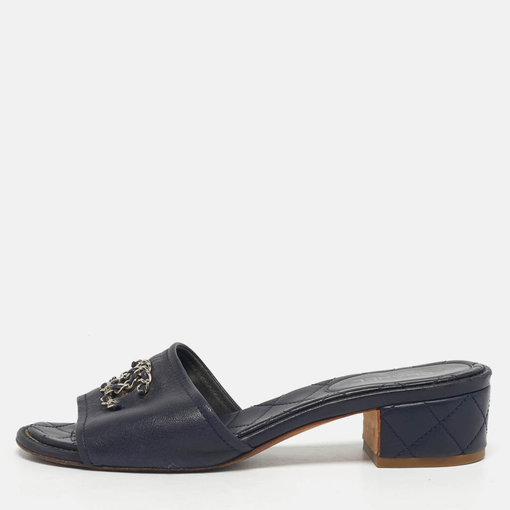 Chanel CC Chain Size 37 Navy Blue Leather Slide Sandals Chanel CC Chain Size 37 Navy Blue Leather Slide Sandals