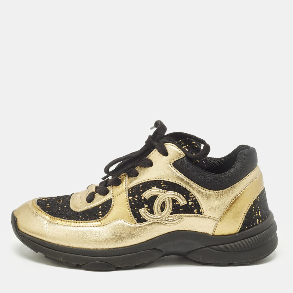 Chanel CC Size 37 Black Leather and Tweed Low Top Sneakers Chanel CC Size 37 Black Leather and Tweed Low Top Sneakers