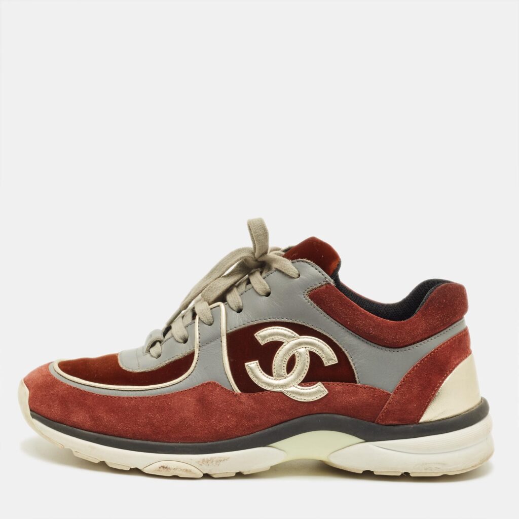 Chanel CC Size 40 Multicolor Suede and Velvet Low Top Sneakers Chanel CC Size 40 Multicolor Suede and Velvet Low Top Sneakers