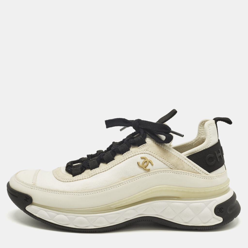 Chanel CC Size 40 White Fabric and Suede Lace Up Sneakers Chanel CC Size 40 White Fabric and Suede Lace Up Sneakers