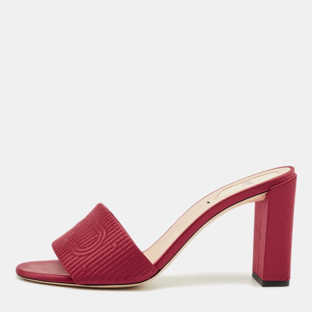 Fendi Red Satin Logo Embroidered Block Heel Slide Mules Size 40 Fendi Red Satin Logo Embroidered Block Heel Slide Mules Size 40