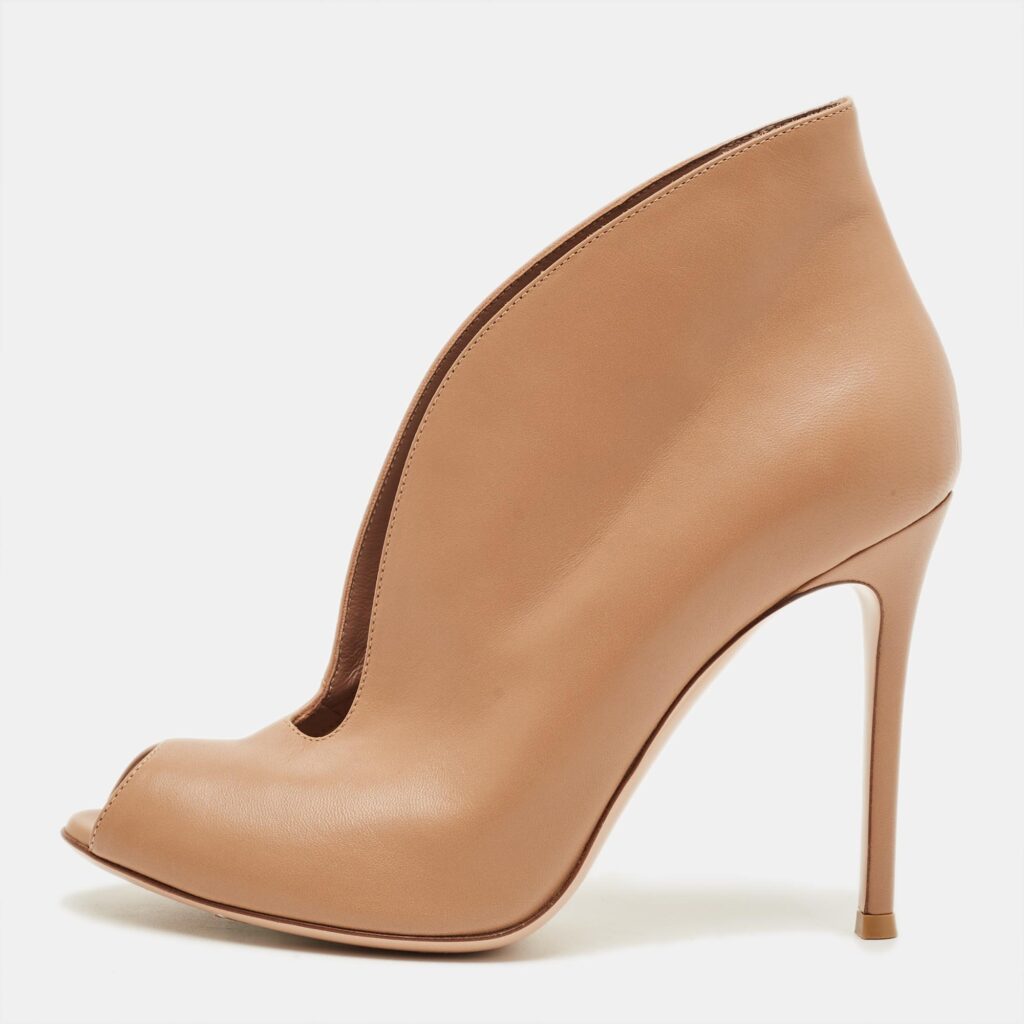 Gianvito Rossi Vamp Size 38.5 Beige Leather Peep Toe Booties