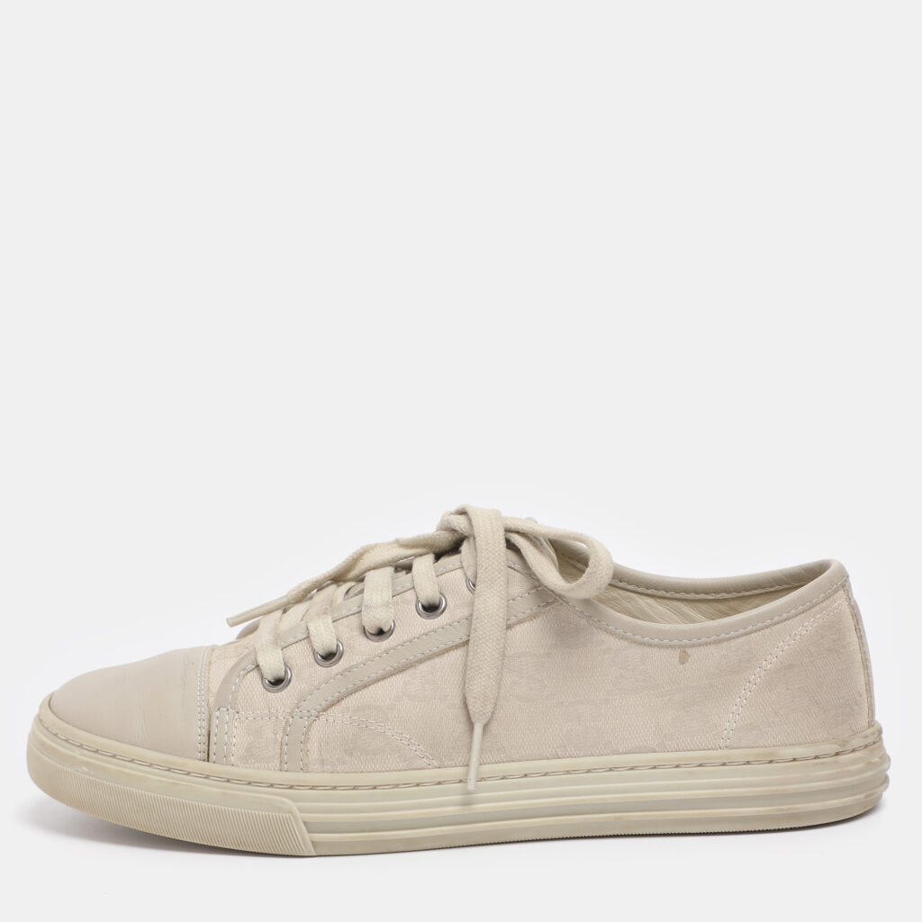 Gucci Off White GG Canvas Low Top Sneakers Size 37 Gucci Off White GG Canvas Low Top Sneakers Size 37
