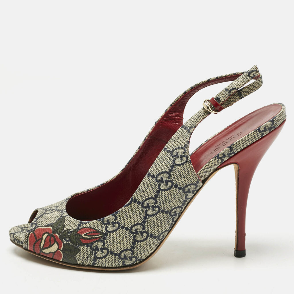 Gucci Beige/Navy Blue GG Supreme Canvas Heart Tattoo Peep Toe Slingback Sandals Size 39 Gucci Beige/Navy Blue GG Supreme Canvas Heart Tattoo Peep Toe Slingback Sandals Size 39