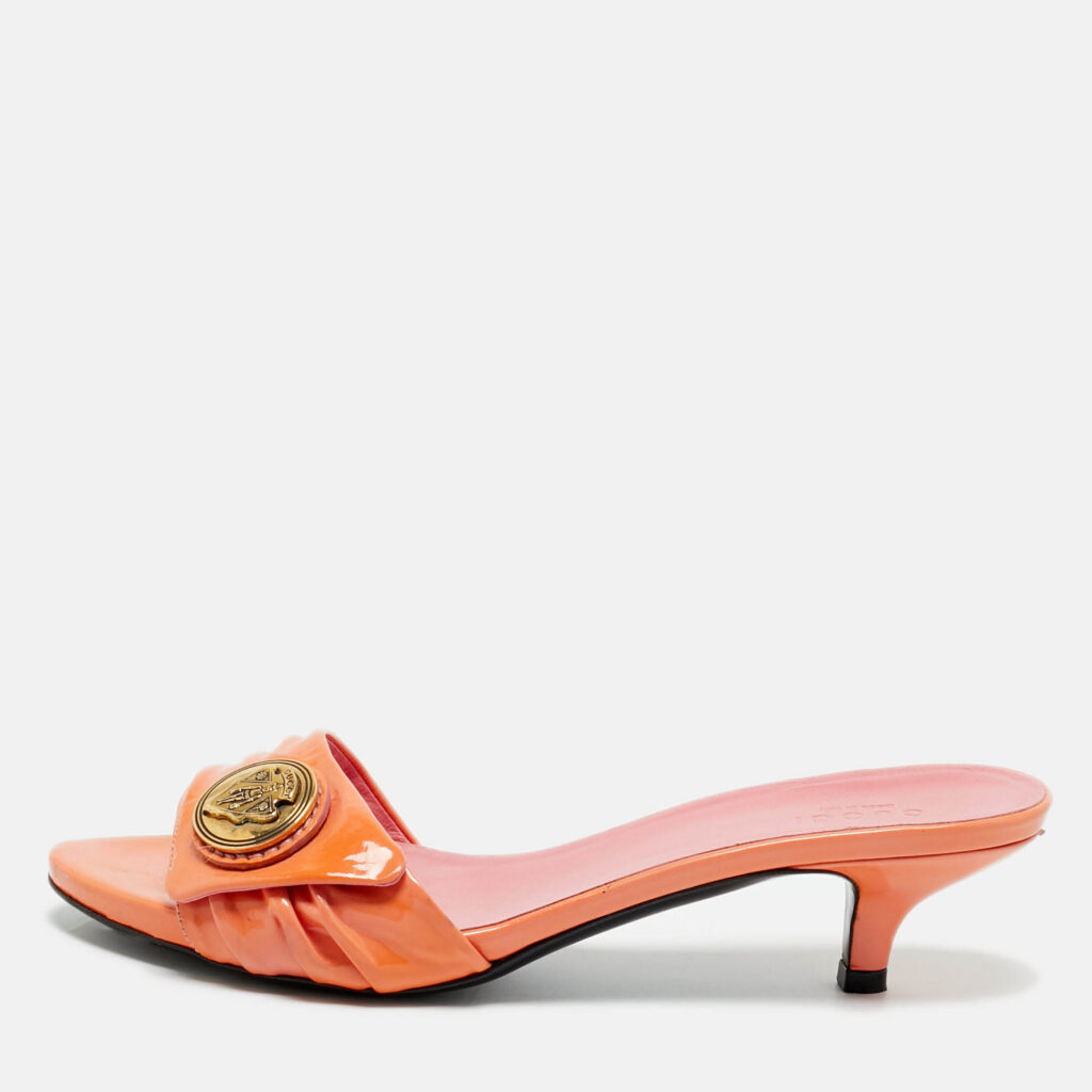 luxury-women-gucci-used-shoes-p1220420-001-1.jpg Gucci Pink Patent Leather Hysteria Slide Sandals Size 37