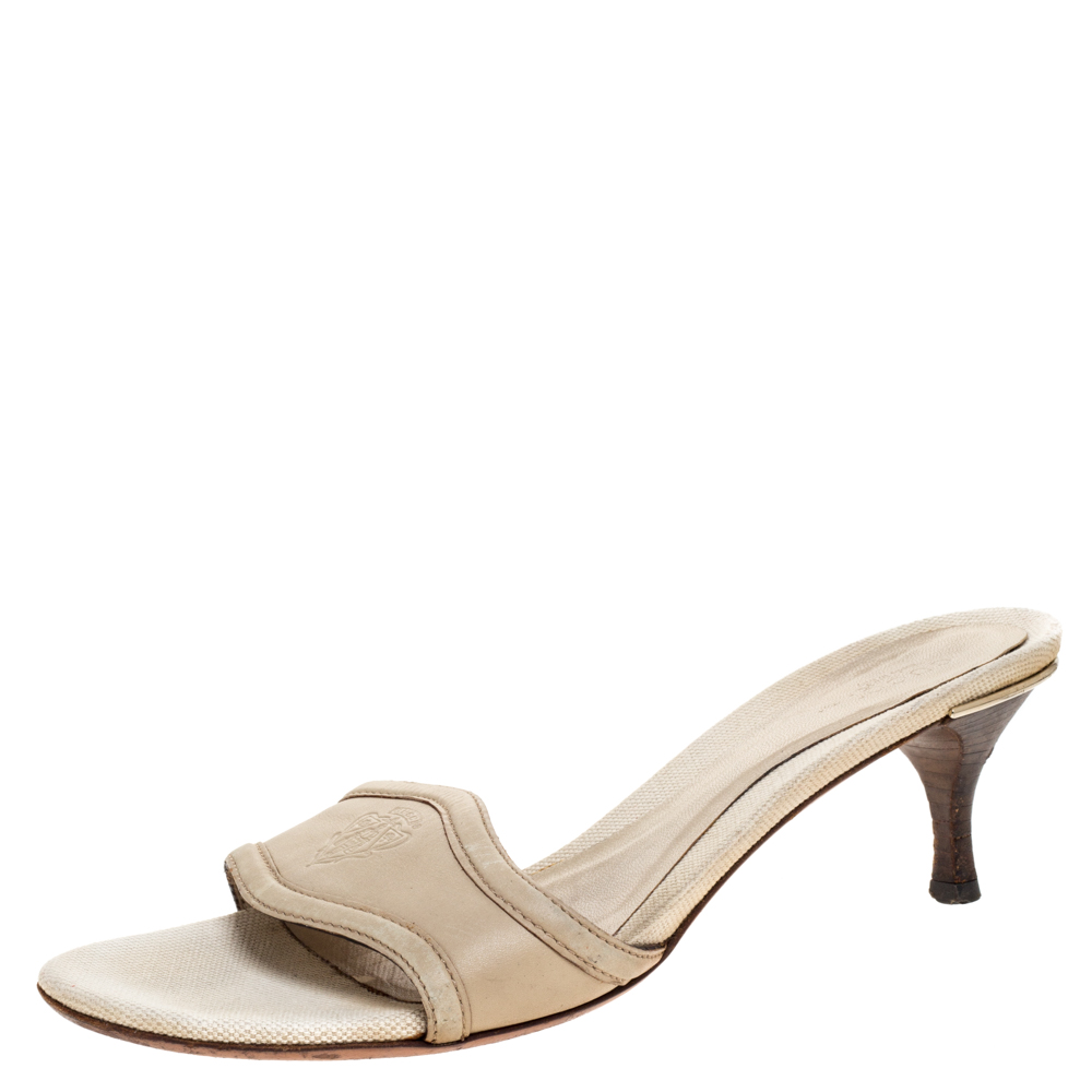 Gucci Ivory Leather Hysteria Embossed Slide Sandals Size 40 Gucci Ivory Leather Hysteria Embossed Slide Sandals Size 40
