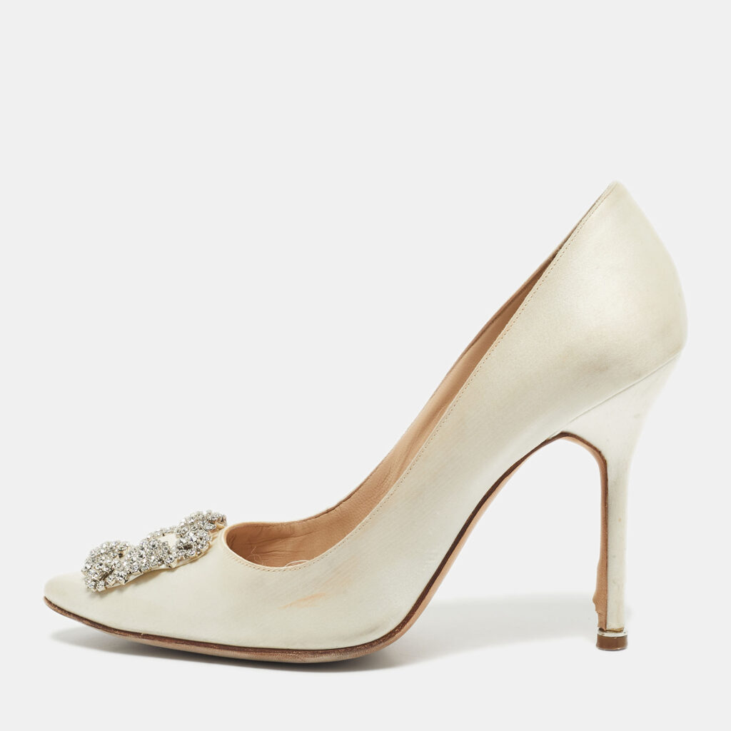 Manolo Blahnik Ivory Satin Hangisi Pumps Size 39.5 Manolo Blahnik Ivory Satin Hangisi Pumps Size 39.5