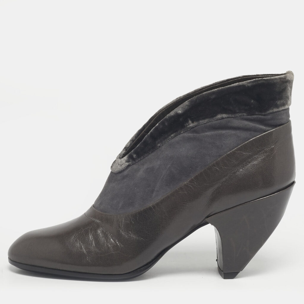 luxury-women-marc-jacobs-used-shoes-p1218582-010.jpg Marc Jacobs Grey Leather and Velvet Ankle Boots Size 37