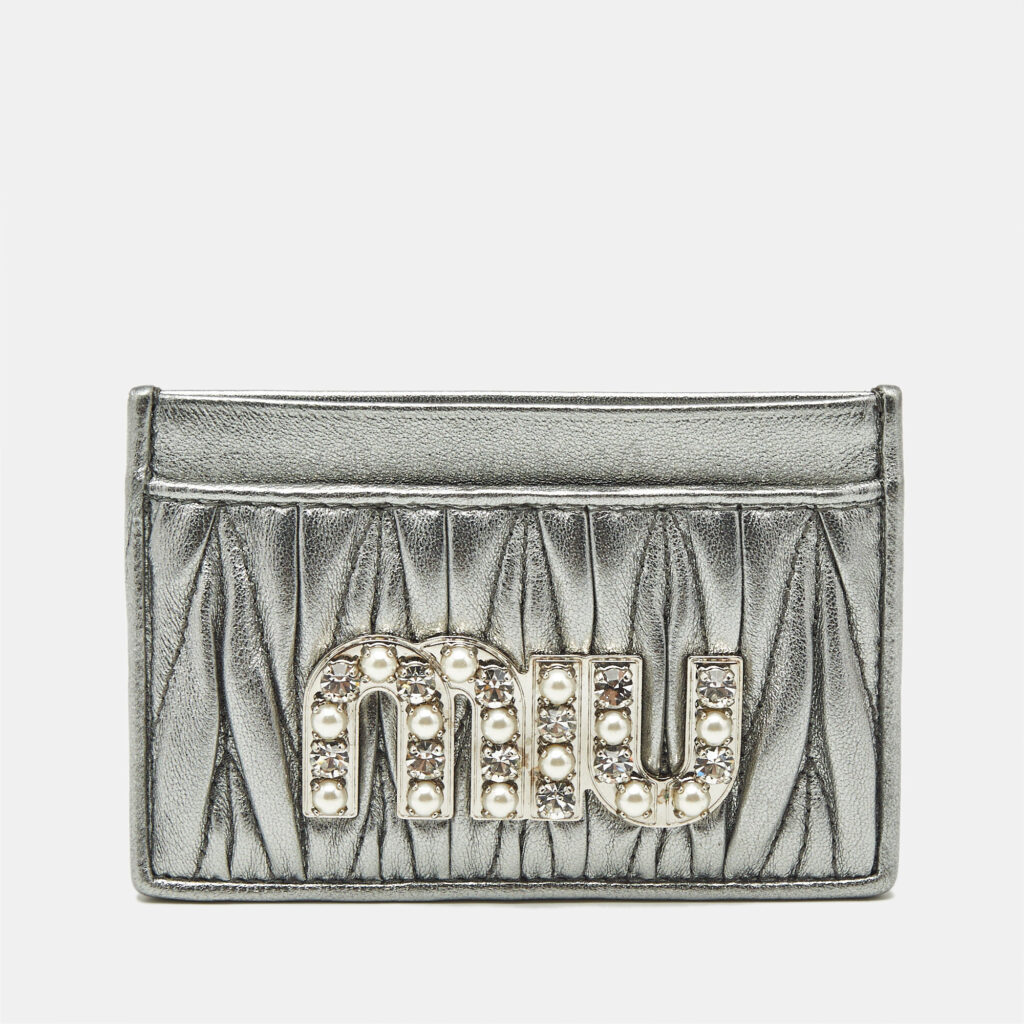 Miu Miu Silver Matelassé Leather Logo Embellished Card Holder Miu Miu Silver Matelassé Leather Logo Embellished Card Holder