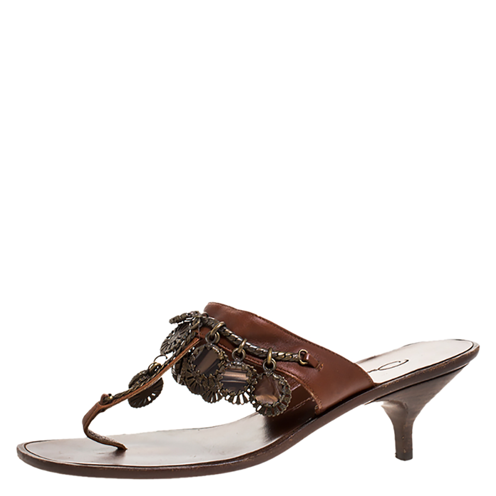 Oscar de la Renta Brown Leather Charm Embellished Kitten Heel Sandals Size 37.5 Oscar de la Renta Brown Leather Charm Embellished Kitten Heel Sandals Size 37.5