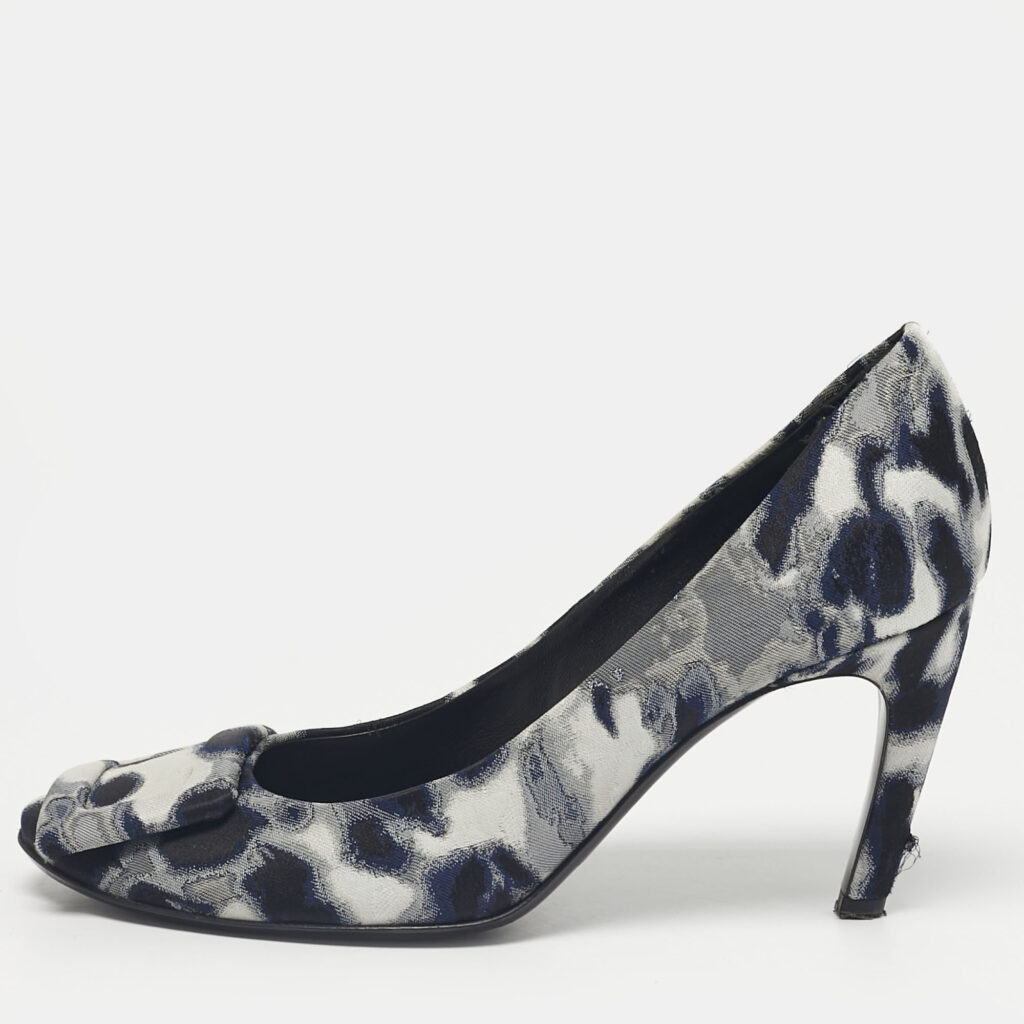 Roger Vivier Grey/Navy Blue Canvas Belle Vivier Trompette Pumps Size 35.5 Roger Vivier Grey/Navy Blue Canvas Belle Vivier Trompette Pumps Size 35.5