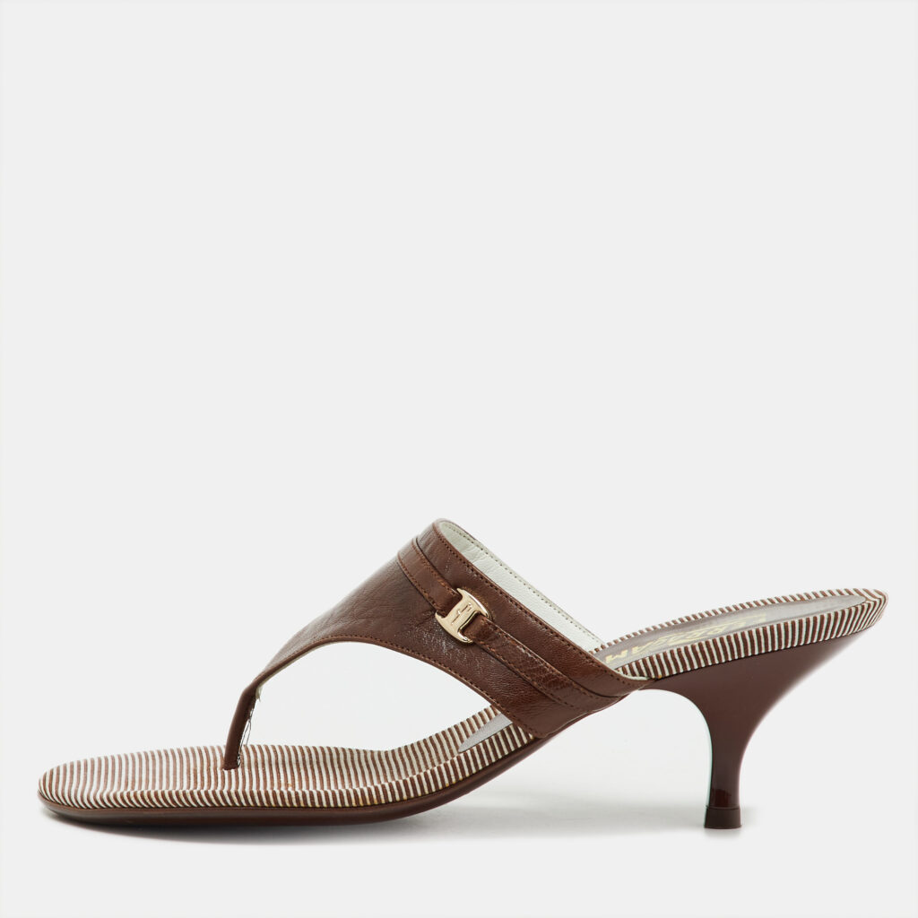 luxury-women-salvatore-ferragamo-used-shoes-p1220928-001-1.jpg Salvatore Ferragamo Brown Leather Thong Sandals Size 38
