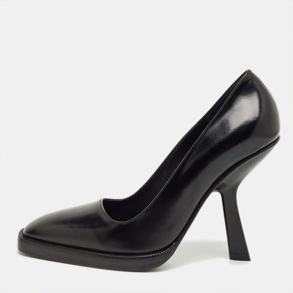 Salvatore Ferragamo Black Leather Anser Pumps Size 37 Salvatore Ferragamo Black Leather Anser Pumps Size 37