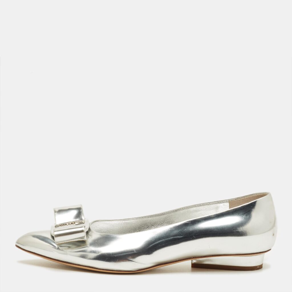 Salvatore Ferragamo Viva Bow Size 38 Silver Leather Pointed Toe Pumps