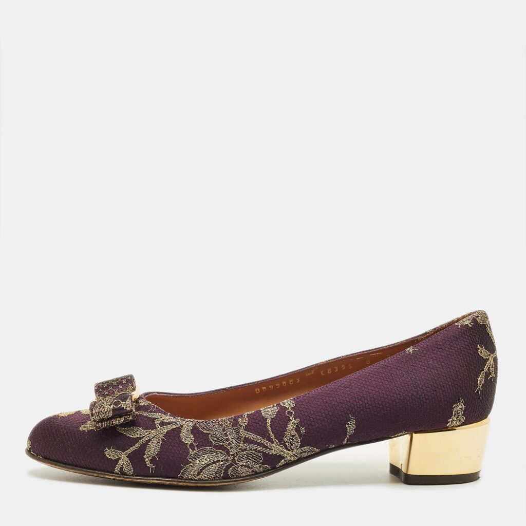 Salvatore Ferragamo Varina Size 38.5 Purple Brocade Fabric and Lace Pumps Salvatore Ferragamo Varina Size 38.5 Purple Brocade Fabric and Lace Pumps