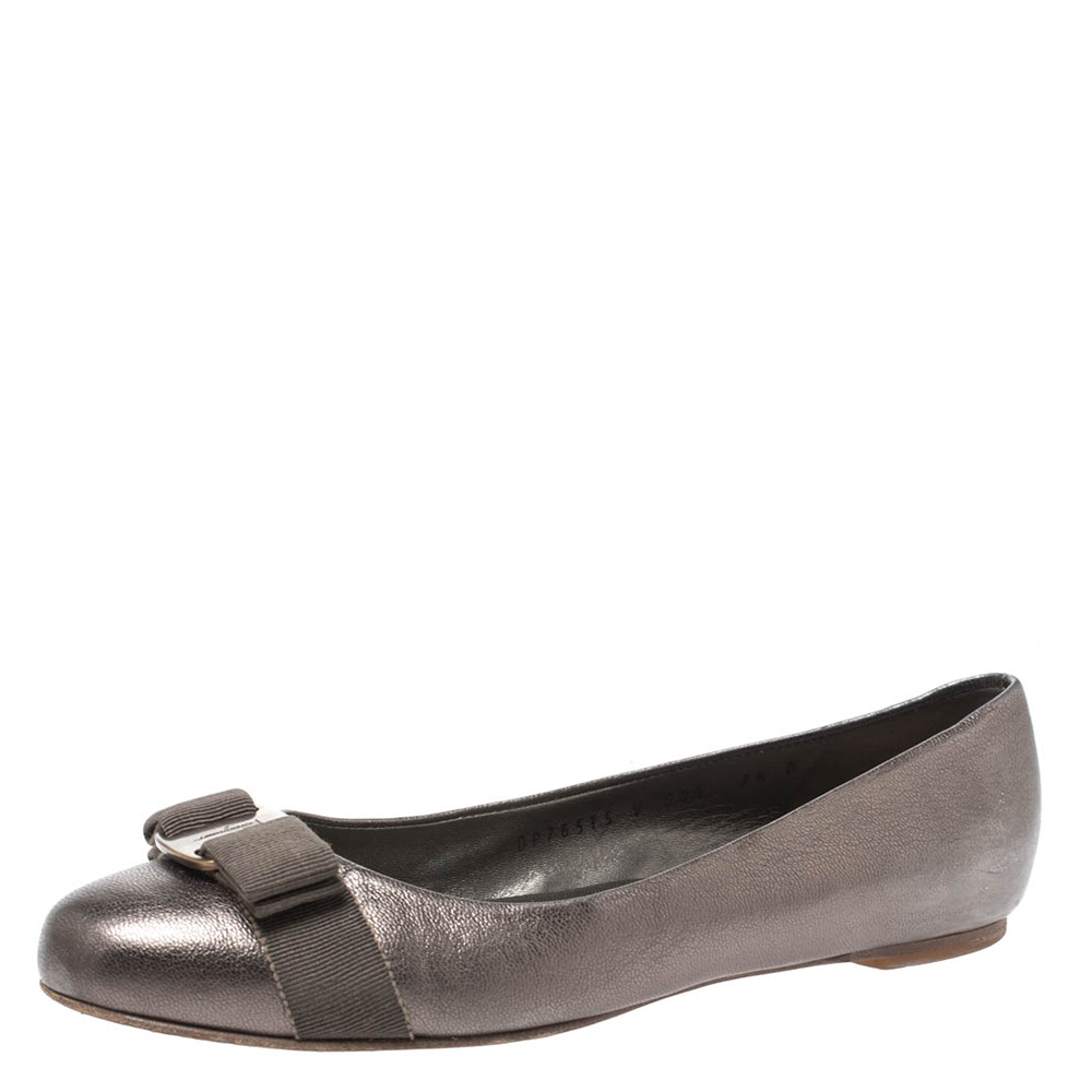 Salvatore Ferragamo Metallic Grey Leather Vara Bow Ballet Flats Size 38 Salvatore Ferragamo Metallic Grey Leather Vara Bow Ballet Flats Size 38