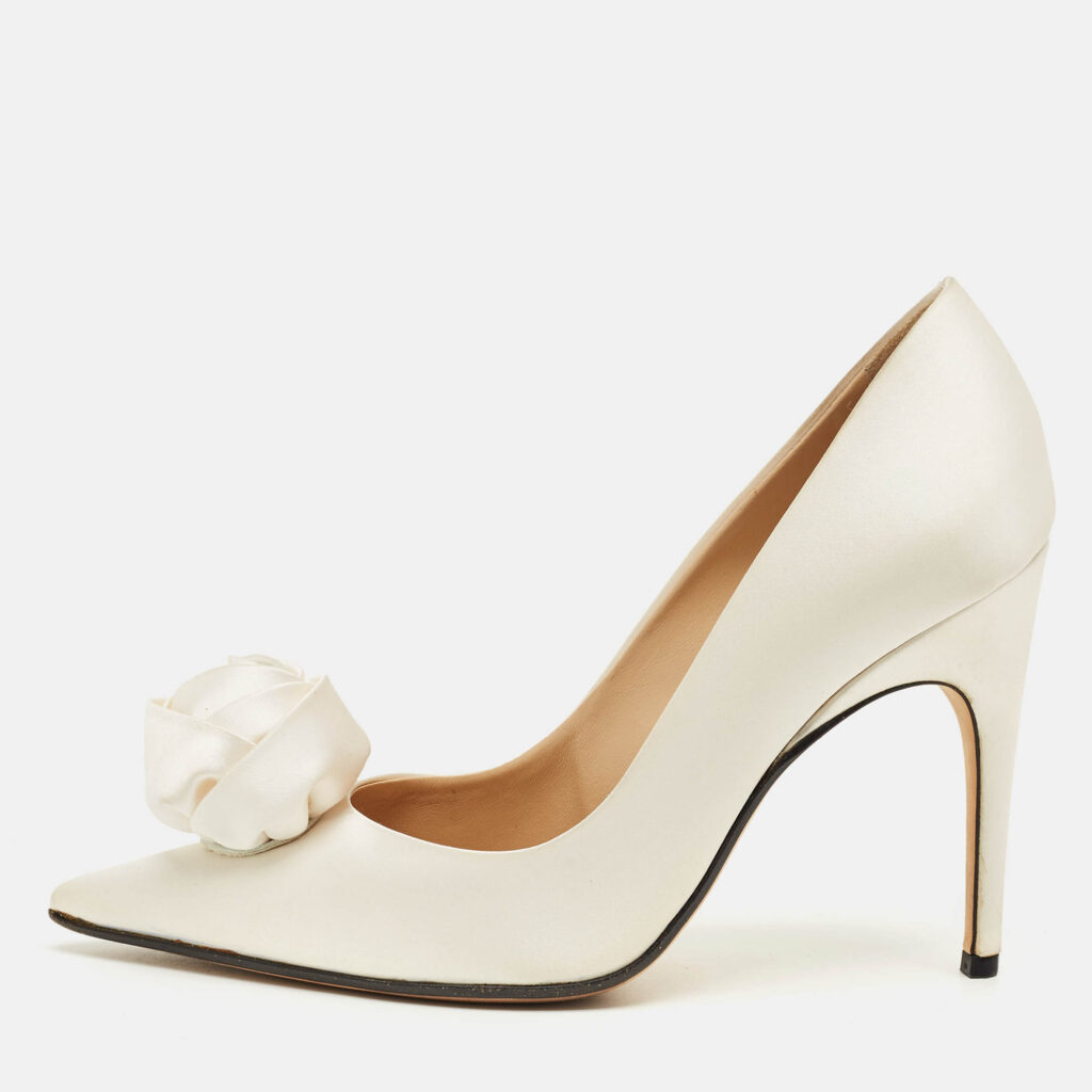 Sergio Rossi Cream Satin Rose Pearl Applique Pumps Size 36 Sergio Rossi Cream Satin Rose Pearl Applique Pumps Size 36