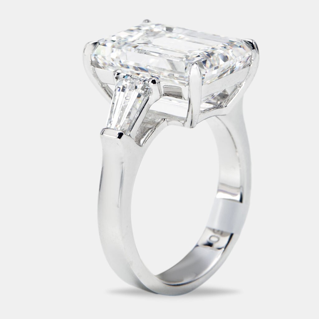 10.00 cts Emerald Cut and Trapezoid Lab Grown Diamond 18k White Gold Ring Size 51 10.00 cts Emerald Cut and Trapezoid Lab Grown Diamond 18k White Gold Ring Size 51