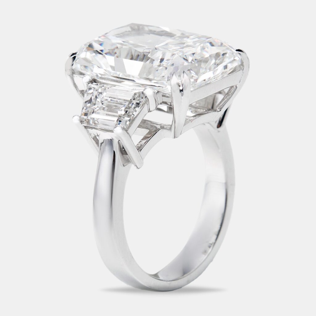 17.00 cts Radiant and Trapezoid 18k White Gold Lab Grown Diamonds Ring Size 51 17.00 cts Radiant and Trapezoid 18k White Gold Lab Grown Diamonds Ring Size 51
