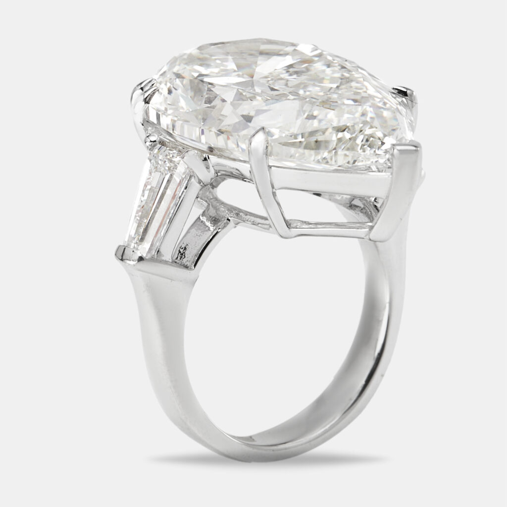16.00 cts Pear and Trapezoid Lab Grown Diamond 18k White Gold Ring Size 54 16.00 cts Pear and Trapezoid Lab Grown Diamond 18k White Gold Ring Size 54