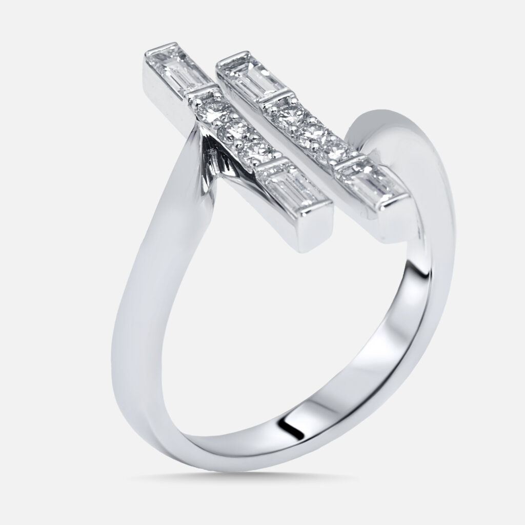 0.66 cts Round, Emerald cut Lab Grown Diamonds 18k White Gold Ring Size 52 0.66 cts Round, Emerald cut Lab Grown Diamonds 18k White Gold Ring Size 52