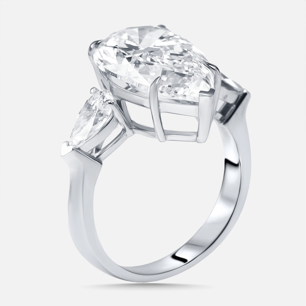 7.3 cts Pear Lab Grown Diamonds 18k White Gold Ring Size 53 7.3 cts Pear Lab Grown Diamonds 18k White Gold Ring Size 53