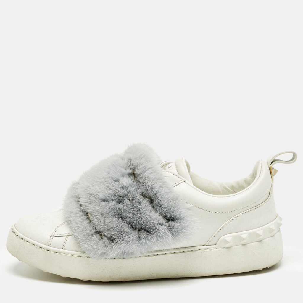 Valentino White/Blue Mink Fur And Leather Rockstud Low Top Sneakers Size 37.5 Valentino White/Blue Mink Fur And Leather Rockstud Low Top Sneakers Size 37.5