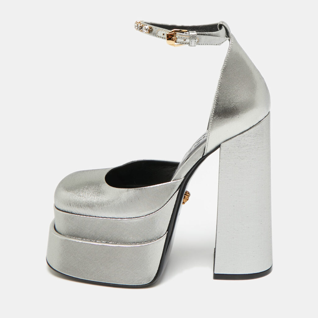 Versace Metallic Silver Lurex Fabric Medusa Aevitas Double Platform Pumps Size 36 Versace Metallic Silver Lurex Fabric Medusa Aevitas Double Platform Pumps Size 36