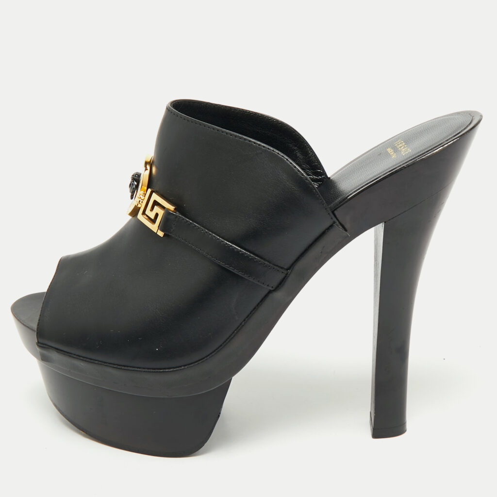 Versace Black Leather Medusa Insignia Slide Sandals Size 38.5 Versace Black Leather Medusa Insignia Slide Sandals Size 38.5