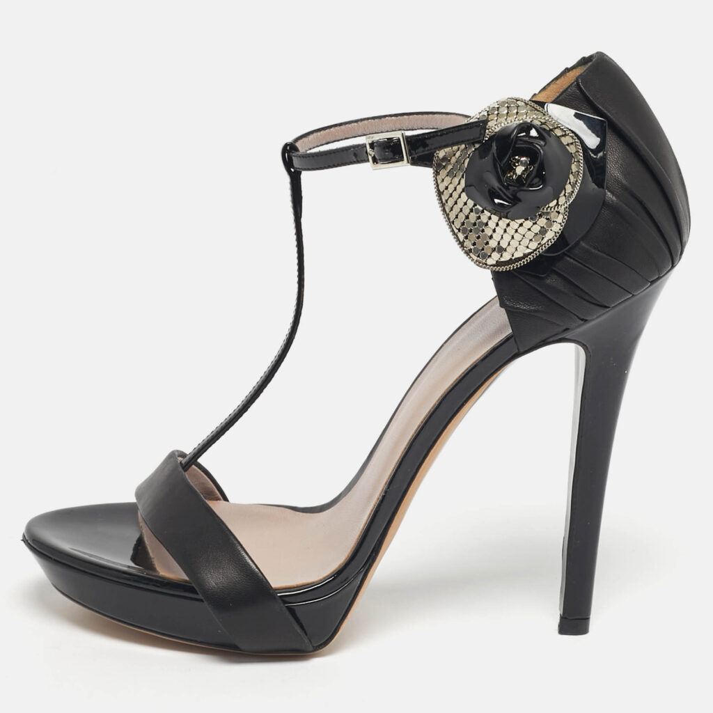 Versace Size 40 Black Leather and Patent Flower Detail Ankle T-Strap Sandals Versace Size 40 Black Leather and Patent Flower Detail Ankle T-Strap Sandals